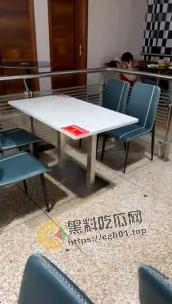 宿迁学院四号餐厅情侣餐桌做爱 女上忘我地蠕动 偷拍视频被流出-6