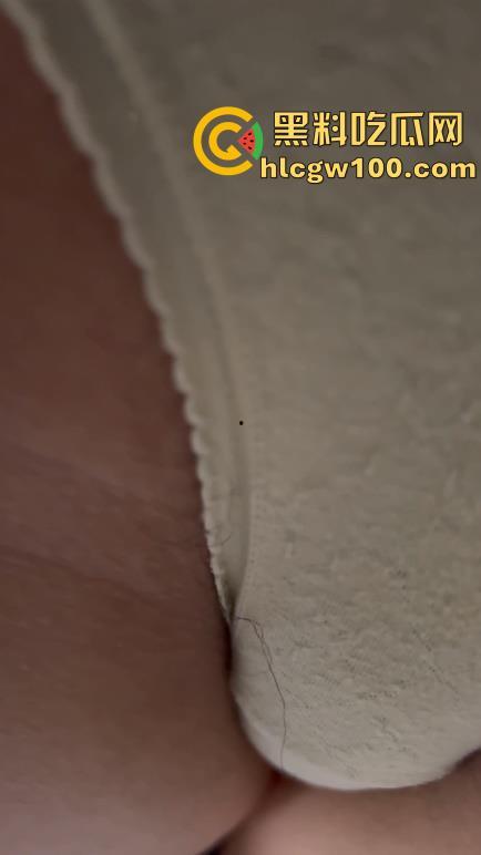 漫展抄底多名可爱学生妹，竟连内裤都不穿，阴毛浓密的骚穴暴漏在外，外表甜美可爱实则淫荡反差-11