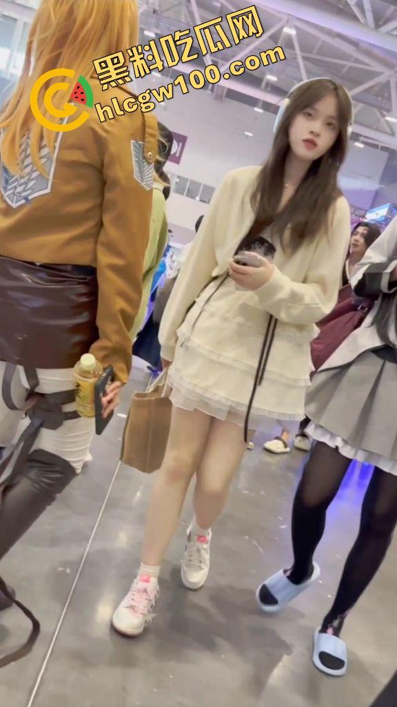 漫展抄底多名可爱学生妹，竟连内裤都不穿，阴毛浓密的骚穴暴漏在外，外表甜美可爱实则淫荡反差-14