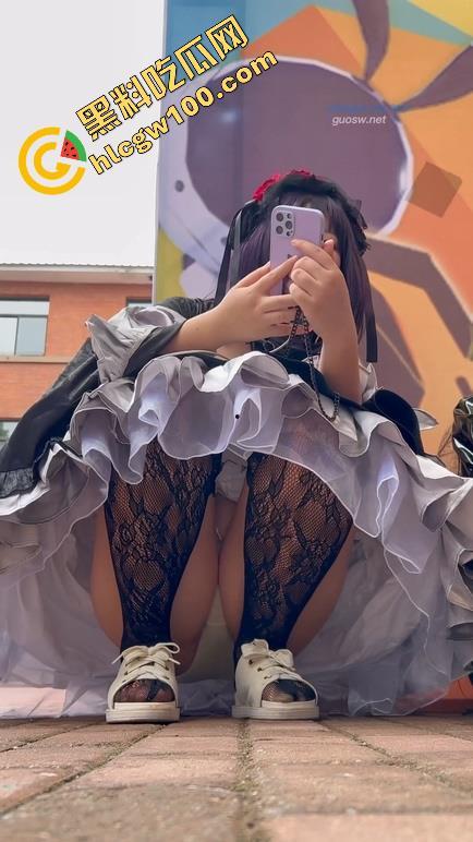 漫展抄底多名可爱学生妹，竟连内裤都不穿，阴毛浓密的骚穴暴漏在外，外表甜美可爱实则淫荡反差-15