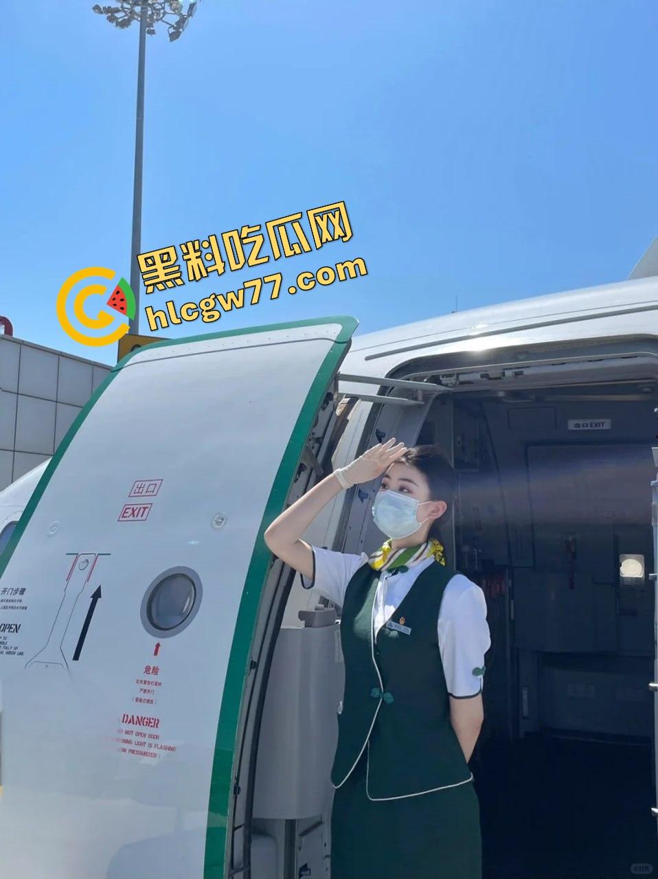 春秋航空空姐『白语』晴潜规则，制服开裆黑丝跪地爆操，骚到跳蛋狂震阴蒂爽到欲仙欲死！-1