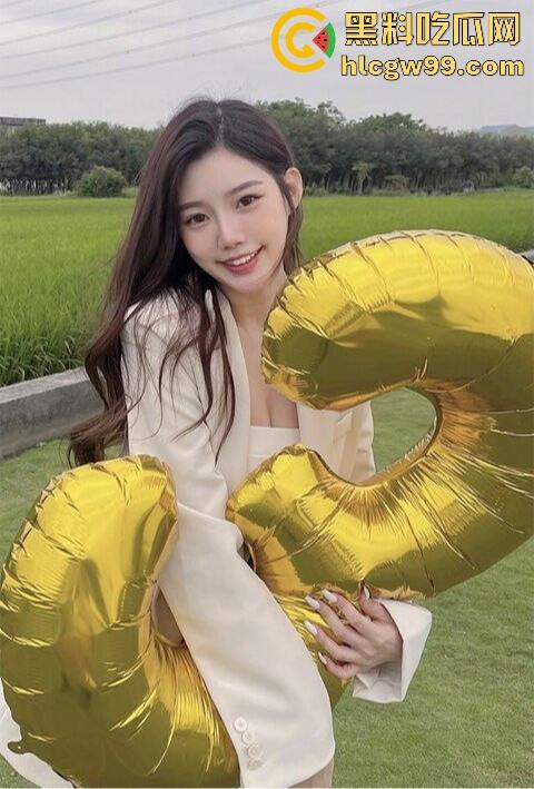 台湾高颜值台妹【夏天禧】Ins旅游博主勾搭三个月终被富哥拿下，开房视频流出，主动脱衣骑上去磨得贼骚！-13