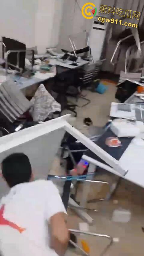 柬埔寨西港中国城凯博园区,印度人和巴基斯坦人聚众闹事,甚至出现打砸行为,惊动警察宪兵出动进行制止。-7