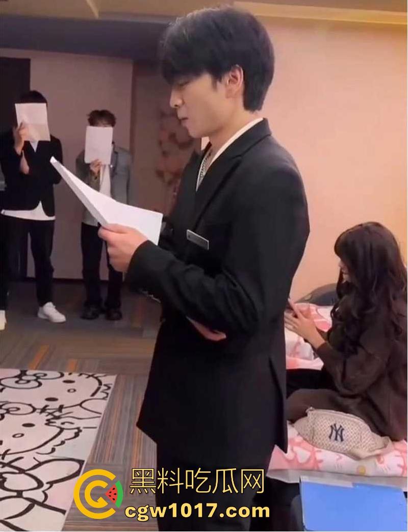 经济下行的今天KTV会所男模都变得正规化，每个言行举止都有规定，颜值只是入场券，想赚的更多那就得更努力！-2