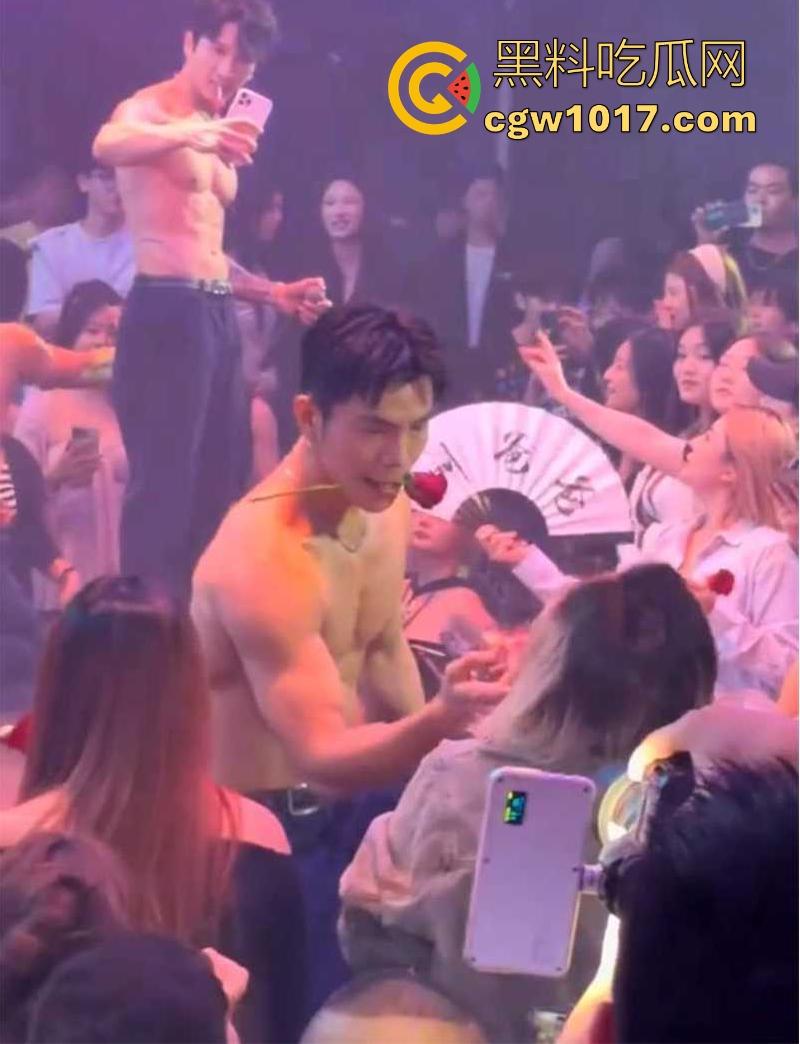 经济下行的今天KTV会所男模都变得正规化，每个言行举止都有规定，颜值只是入场券，想赚的更多那就得更努力！-4