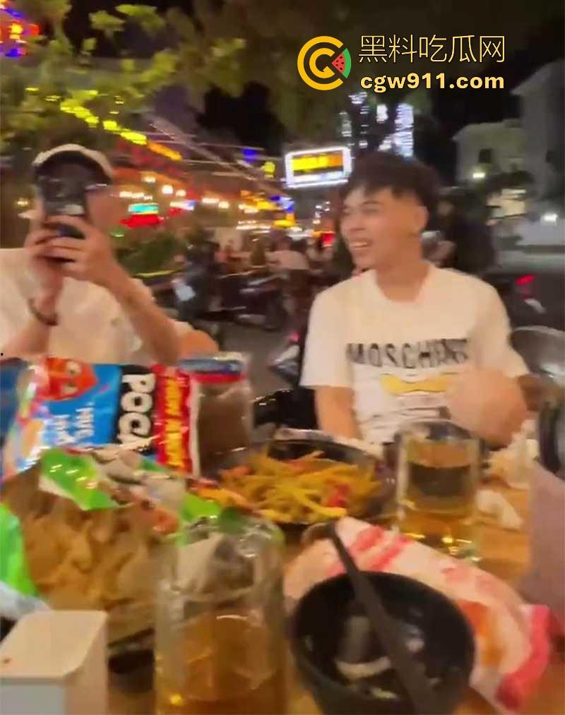 越南岘港街头,深夜惊现野战男女,金发女子大胆尝试当街跪舔黄毛大屌,连撸带吸玩深喉,真会玩 !-1