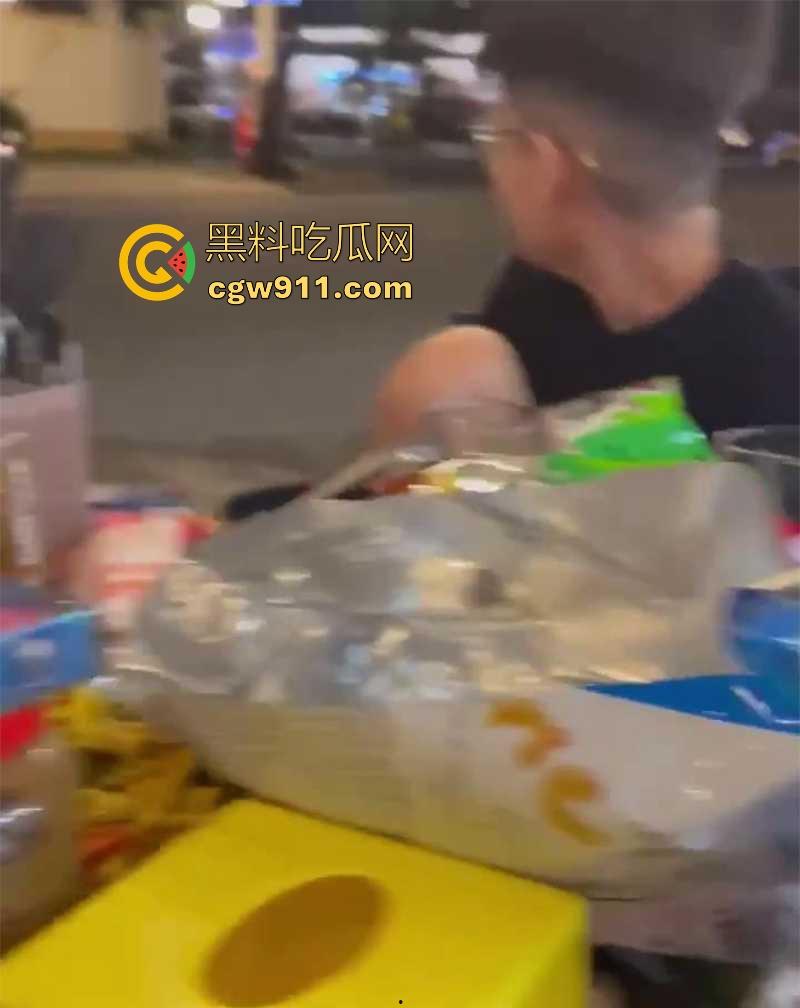 越南岘港街头,深夜惊现野战男女,金发女子大胆尝试当街跪舔黄毛大屌,连撸带吸玩深喉,真会玩 !-2