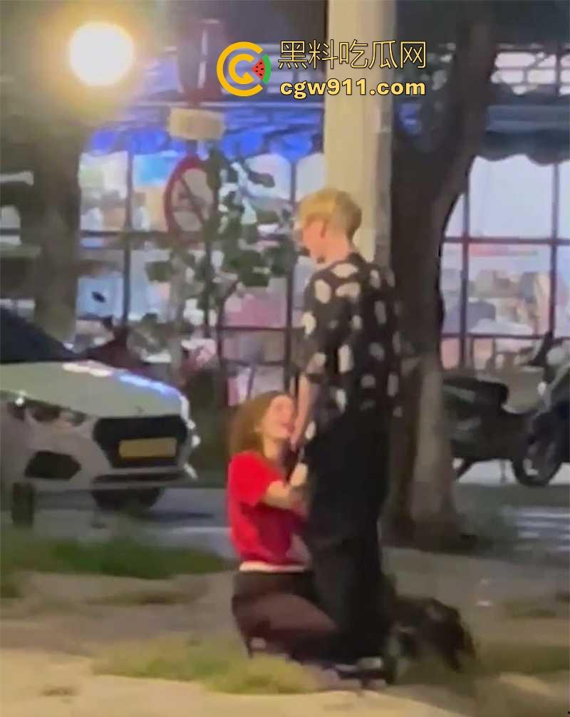 越南岘港街头,深夜惊现野战男女,金发女子大胆尝试当街跪舔黄毛大屌,连撸带吸玩深喉,真会玩 !-8