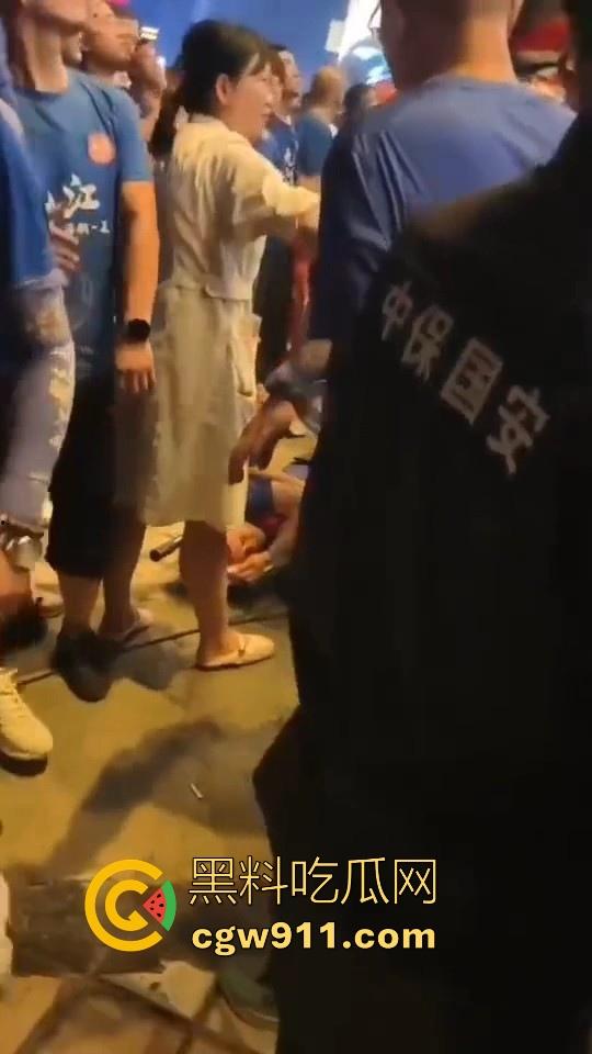 九江2:1击败新余挺进四强!新余球迷输球不甘心怒扔瓶子砸九江球迷,现场差点爆发激烈冲突!-3