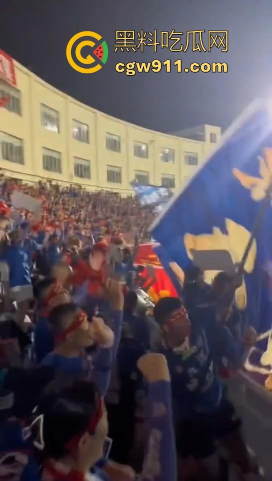 九江2:1击败新余挺进四强!新余球迷输球不甘心怒扔瓶子砸九江球迷,现场差点爆发激烈冲突!-5